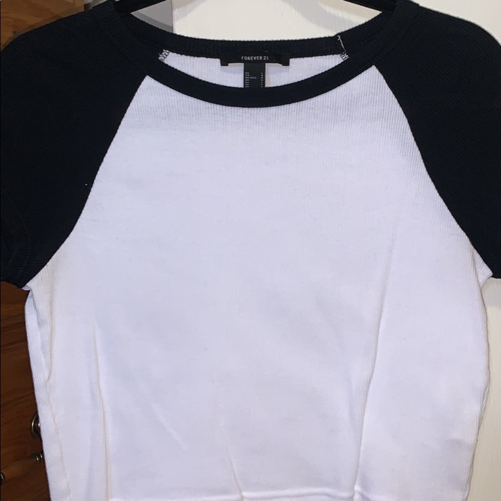 Black & white cropped tee